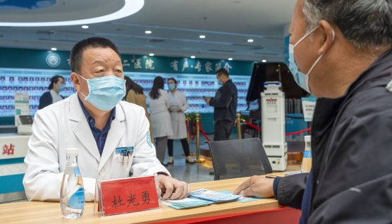 圖1：杜光勇正在為患者看診  受訪者供圖(1067202)-20240105084833.jpg