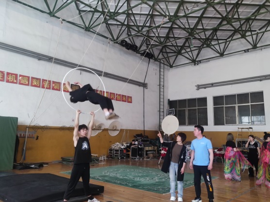 陳海燕（右二）在練功房指導(dǎo)演員雜技動作_(1181189)-20240508101213.jpg