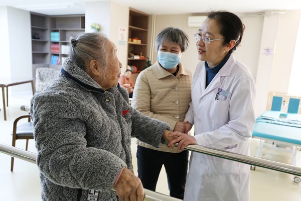 1744679620812353.jpg 司冬梅委員(右)與錢奶奶(左)交談中(1526118)-20250415090439.jpg