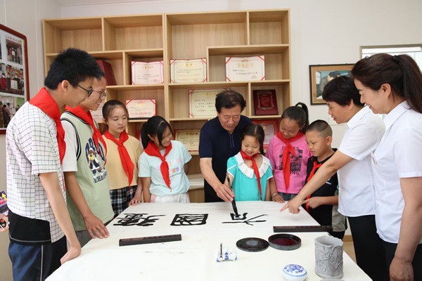 1754614235457040.jpg 徐崇林教授孩子們學習毛筆書法(1660945)-20250808084621.jpg